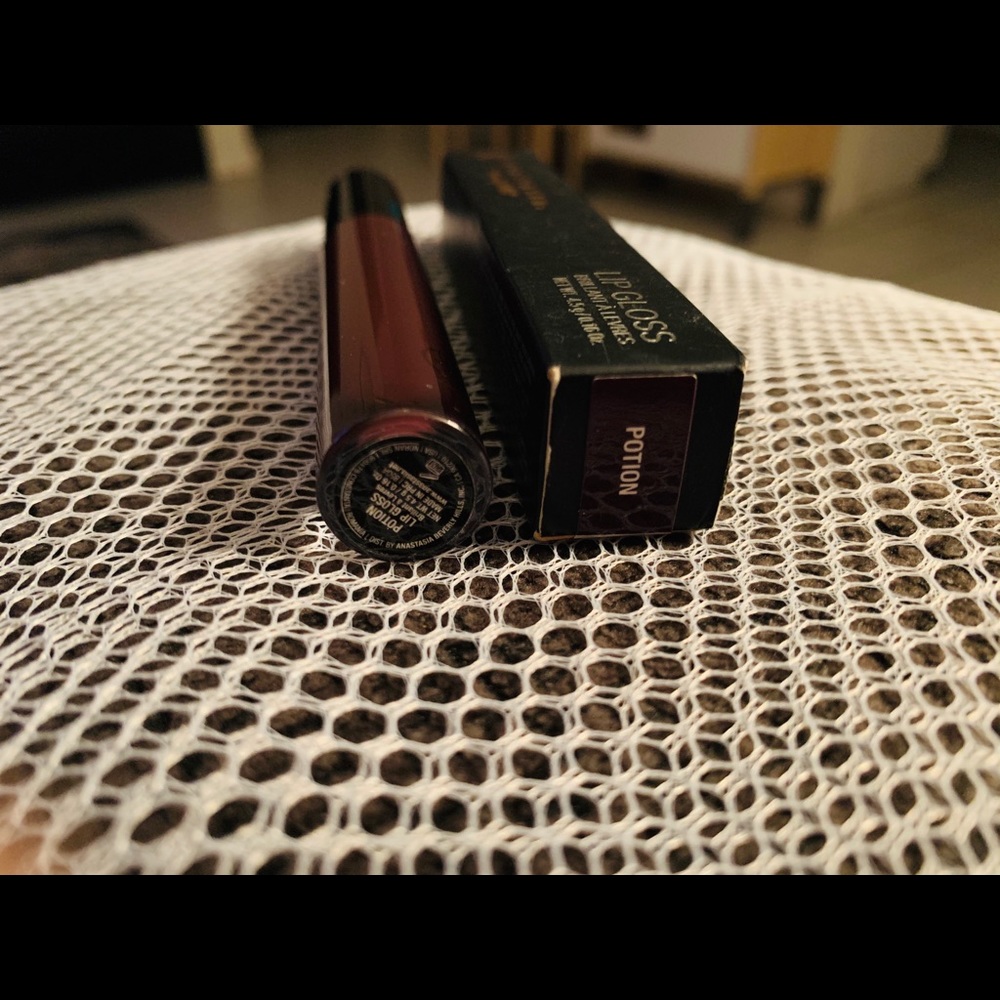 Anastasia lipgloss color Poition